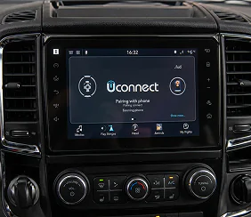 Сенсорный дисплей Uconnect 5 в салоне RAM ProMaster